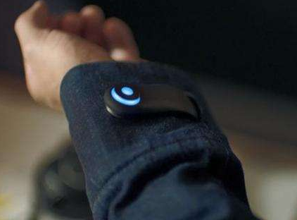 植入音叉型晶振載體的夾克提醒你記得拿手機(jī)